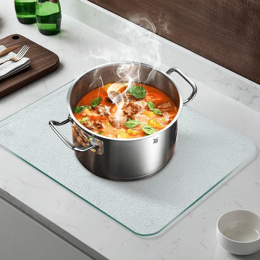 Planche a decouper en verre qui sert de dessous de plat