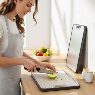 Une cuisinière utilise Planche a decouper pour couper une pomme