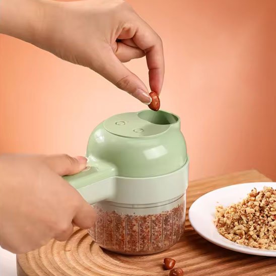 Femme émince oignons verts dans coupe légumes électrique pratique