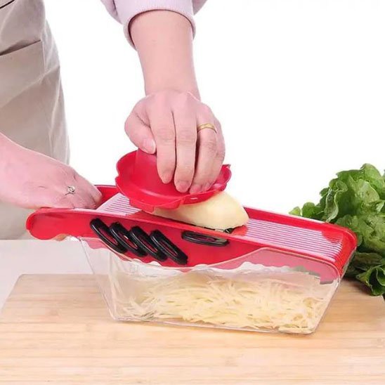 Femme tranche pomme de terre avec mandoline cuisine