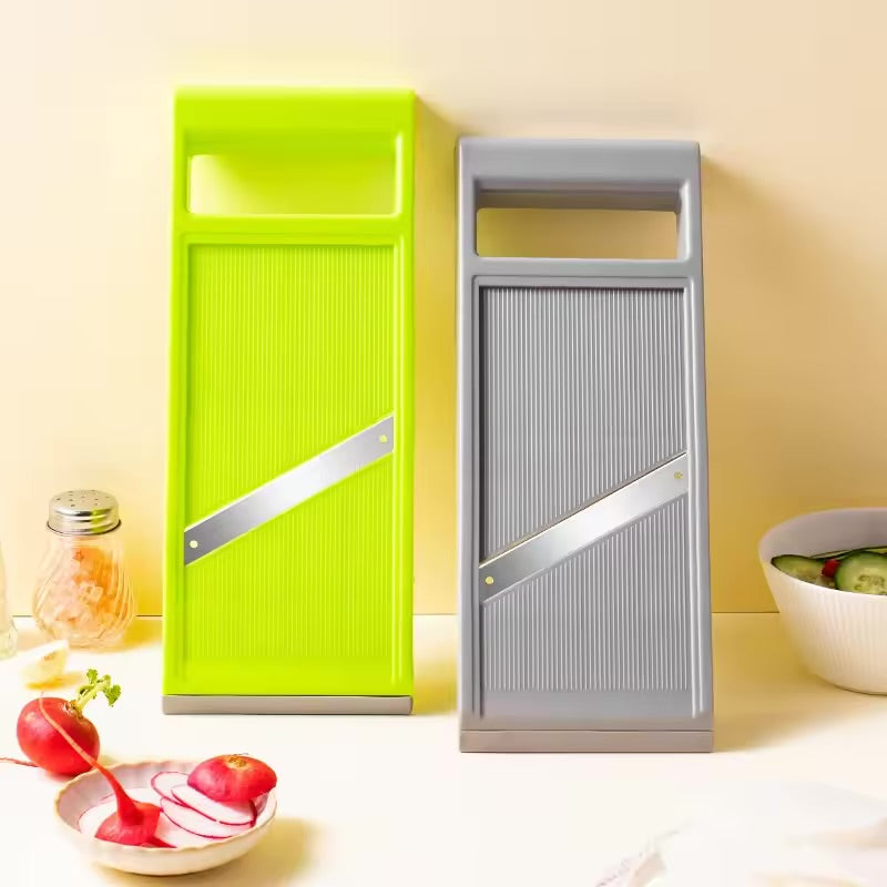 mandoline cuisine en deux teinte, vert pomme et gris clair