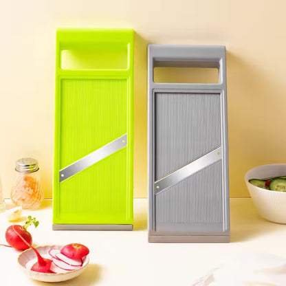 mandoline cuisine en deux teinte, vert pomme et gris clair