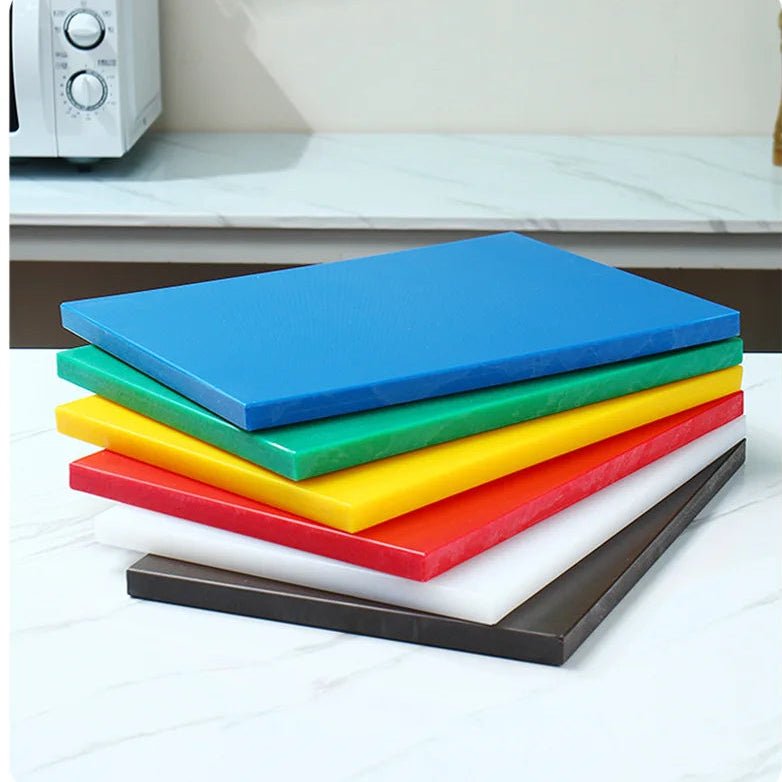 6 planche à découper professionnelle multicolore en éventail sur comptoir de cuisine