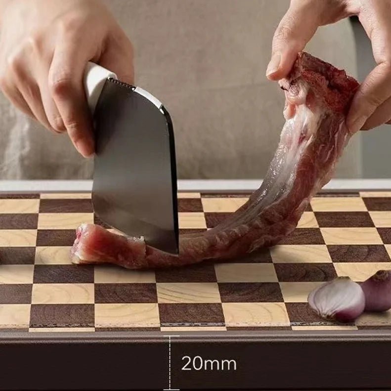 homme tranche viande sur planche en bois à découper à motif damier