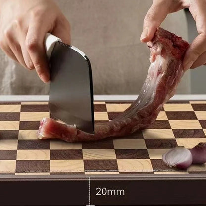 homme tranche viande sur planche en bois à découper à motif damier