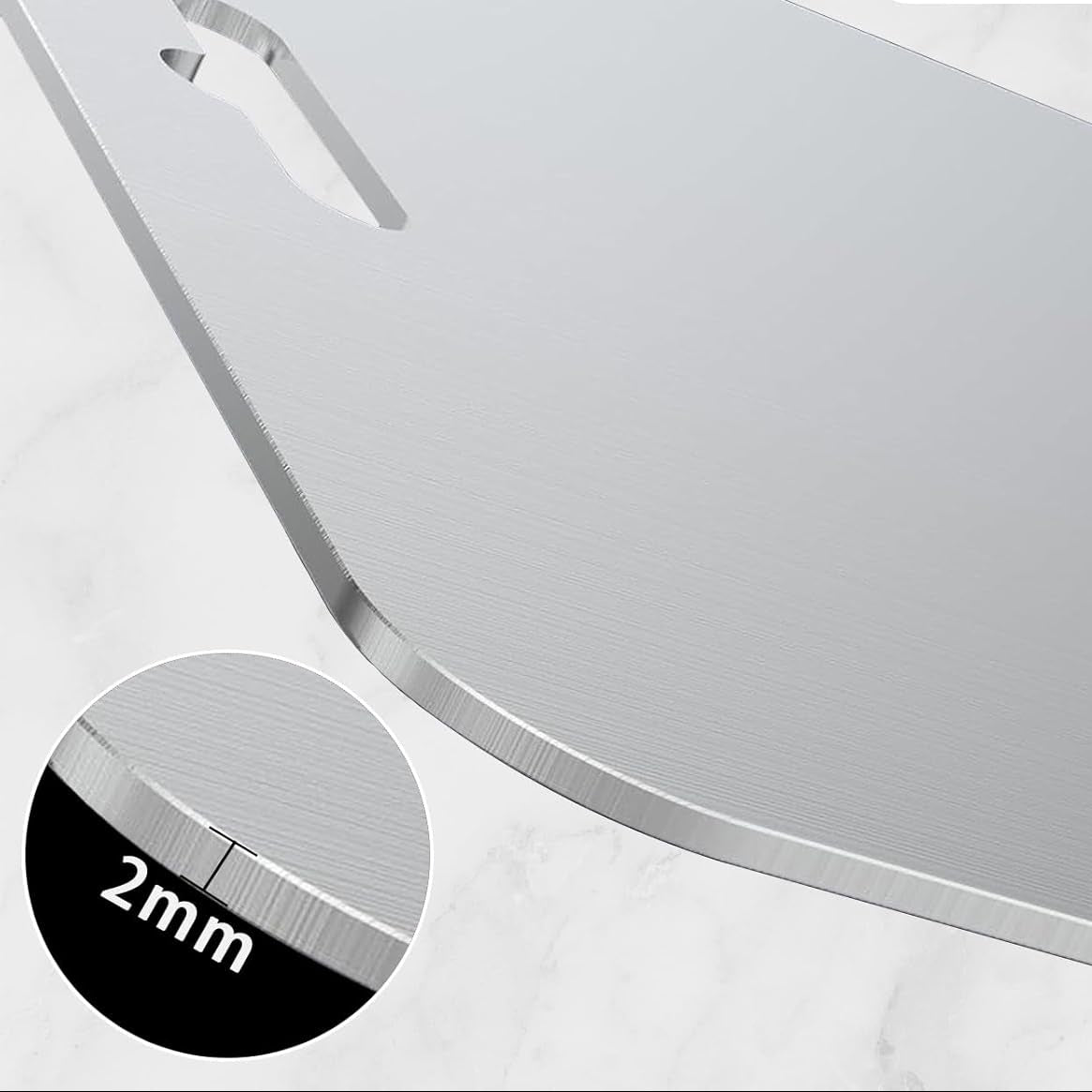 Zoom de l'épaisseur de 2mm de la planche à découper en titane