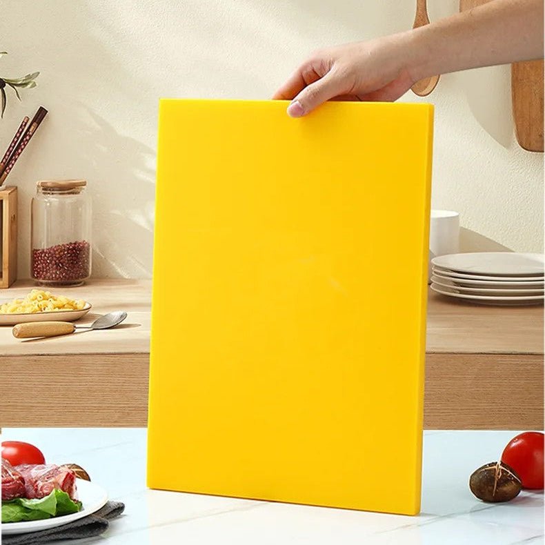 Femme tient planche à découper professionnelle jaune