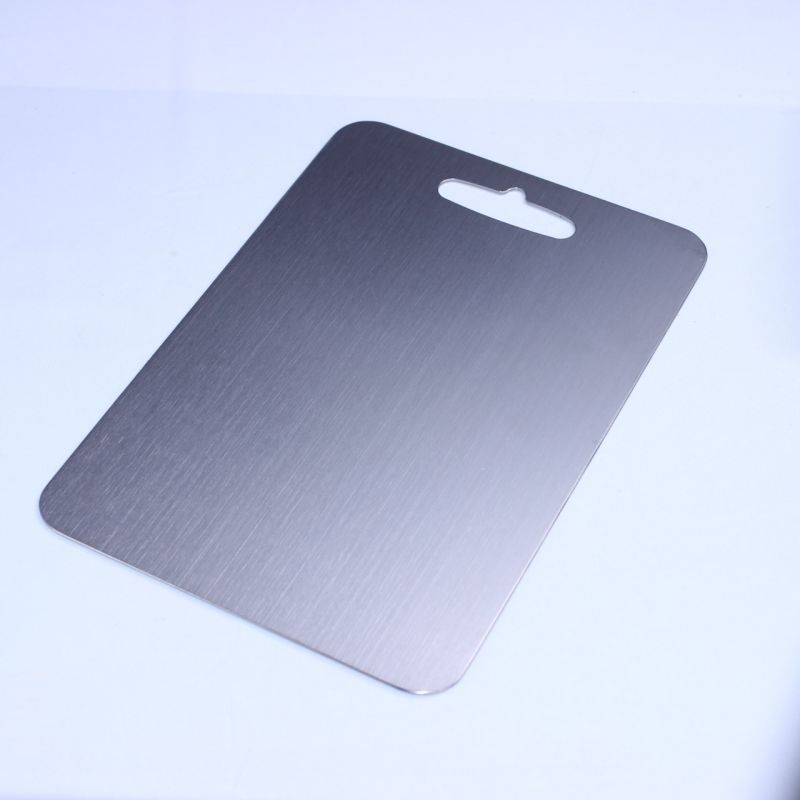 Planche à découper en titane sur fond blanc