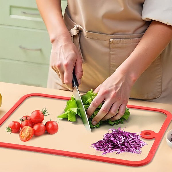 Homme tranche légumes et laitue sur planche a decouper verre trempé
