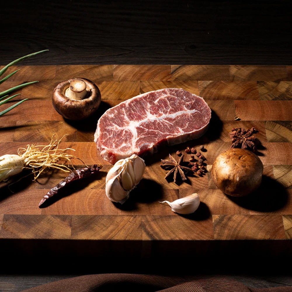 Steak et aromates sur planche à découper en bois de qualité supérieure