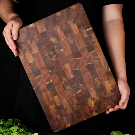 Homme présente planche à découper en bois de bout