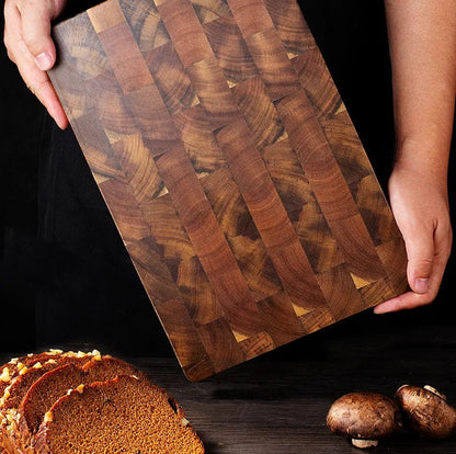 Homme tient une planche à déouper en bois d'acacia en bout de bois