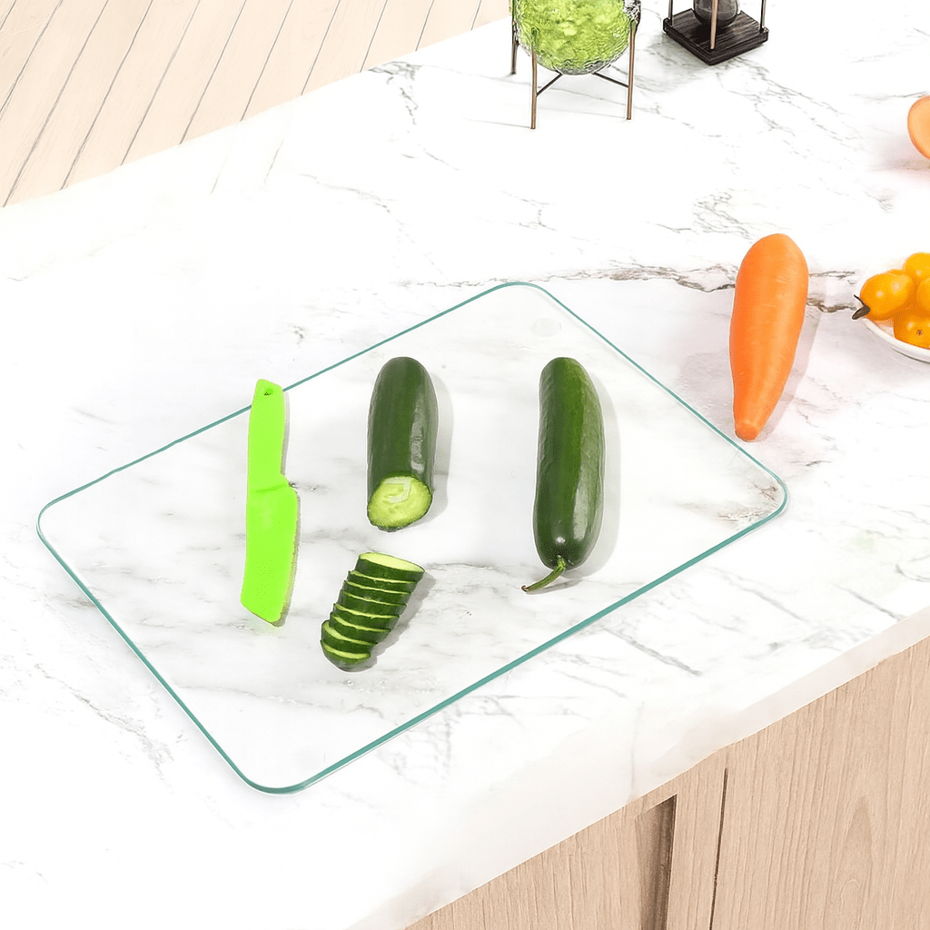 Concombre tranché sur planche a decouper en verre