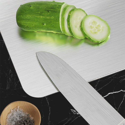 Concombre tranché sur planche à découper en titane