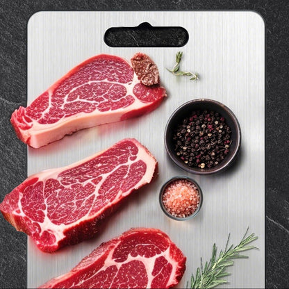 Steaks sur planche à découper en titane