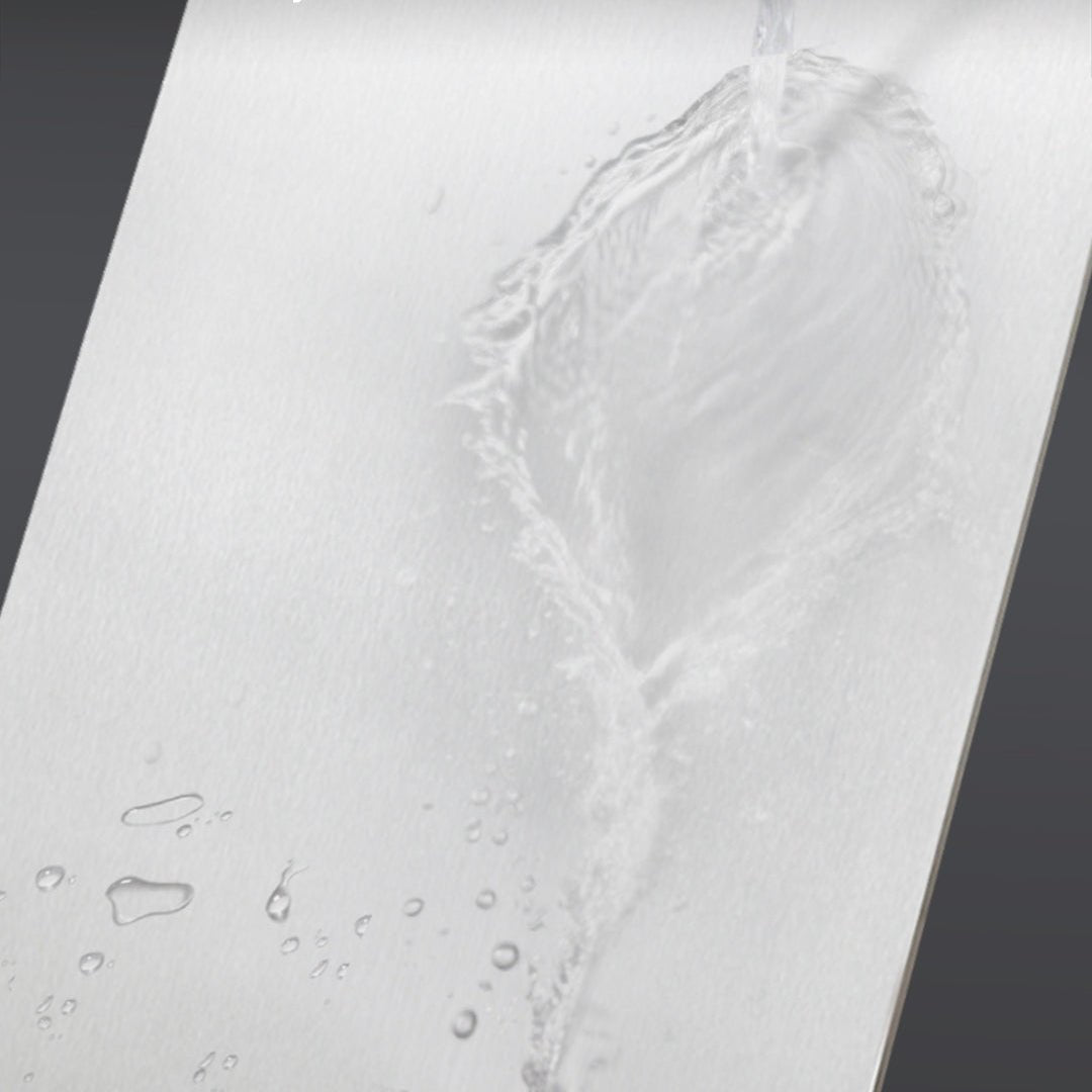 Planche à découper en titane ur se faisant rinçer