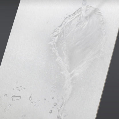 Planche à découper en titane ur se faisant rinçer