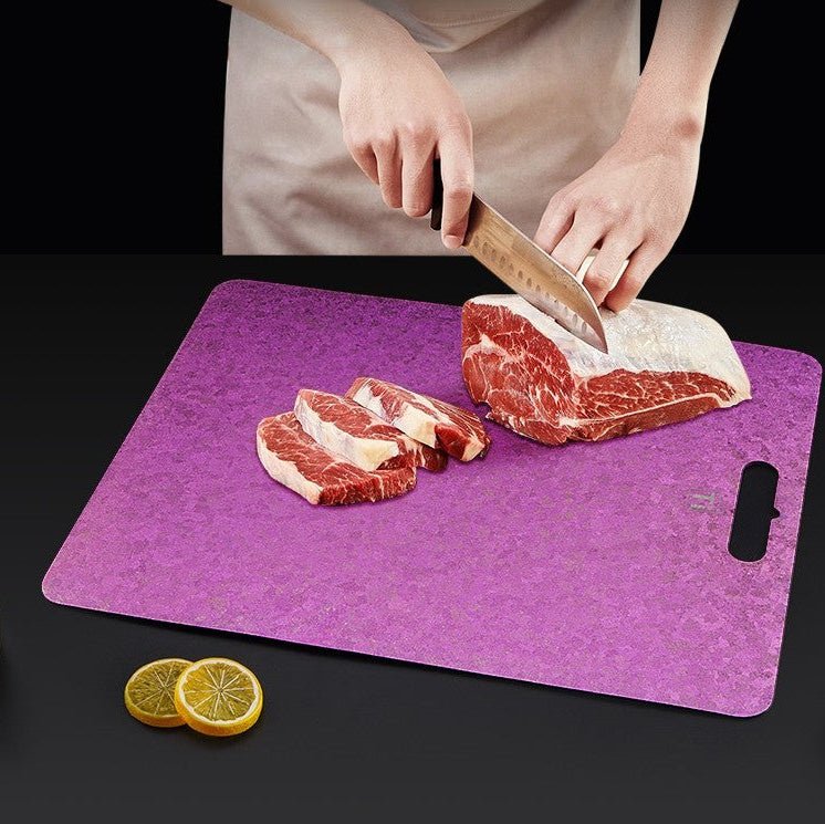 Homme coupe viande sur planche a decouper en titane pur
