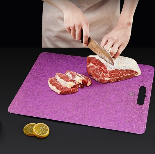 Homme coupe viande sur planche a decouper en titane pur