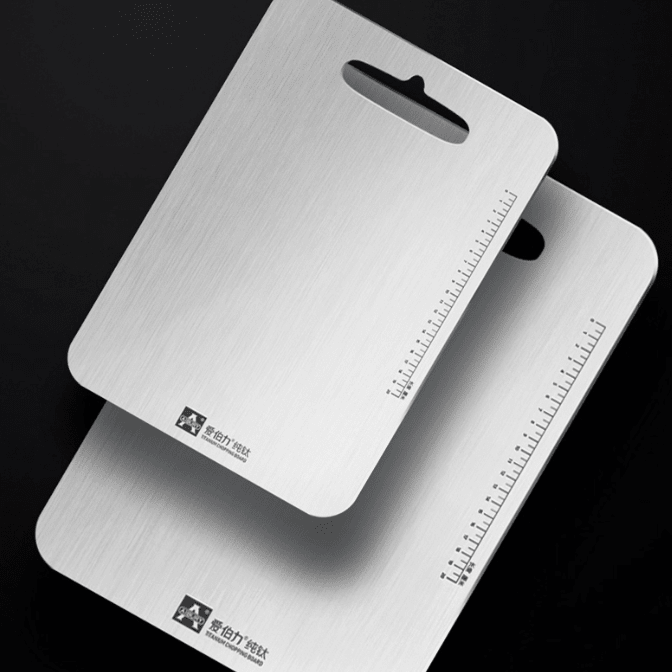 Duo de planches a decouper en titane pur sur fond noir