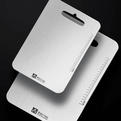 Duo de planches a decouper en titane pur sur fond noir