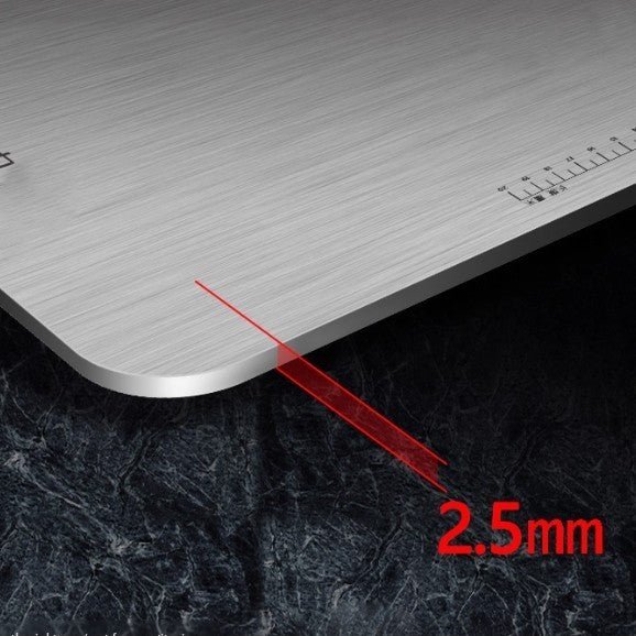 Coin de planches a decouper en titane pour montrer l'épaisseur de 2.5 millimètres