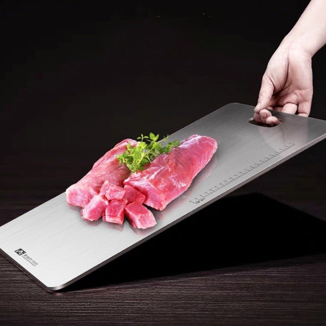 Viande ne glisse pas sur planches a decouper en titane inclinée