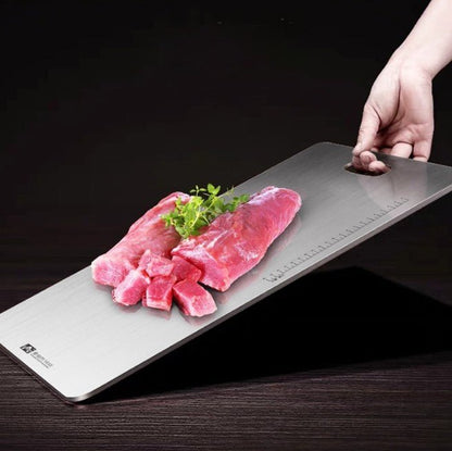 Viande ne glisse pas sur planches a decouper en titane inclinée