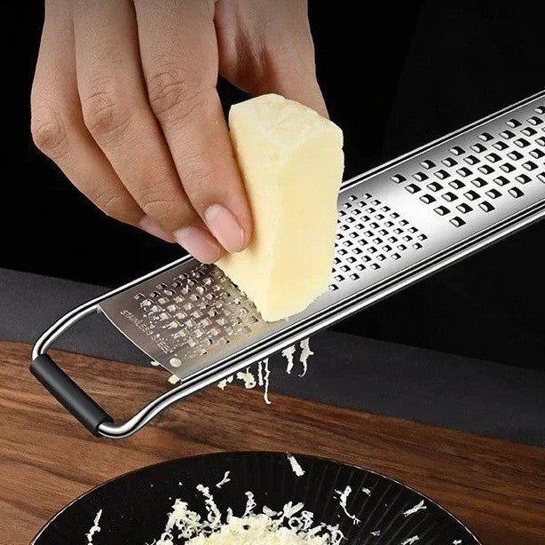 Homme râpe fromage sur râpe microplane en acier inoxydable