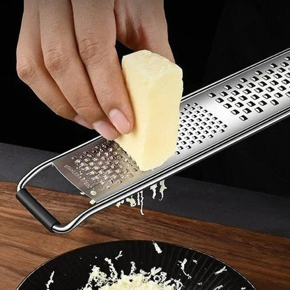 Homme râpe fromage sur râpe microplane en acier inoxydable