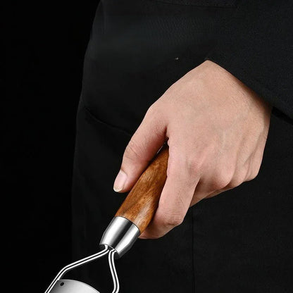 Homme tient râpe microplane par la poignée en bois ergonomique