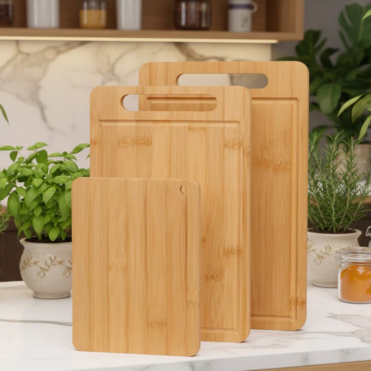 trio de planche en bois à découper dans cuisine spacieuse