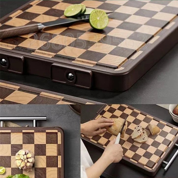 Femme coupe du pain sur planche en bois à découper à motif de damier