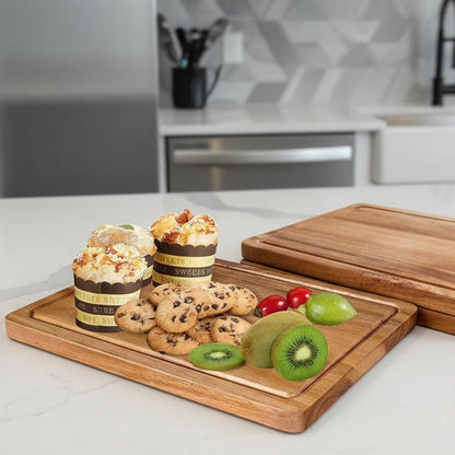 Biscuits et fruits sur planche bois à découper