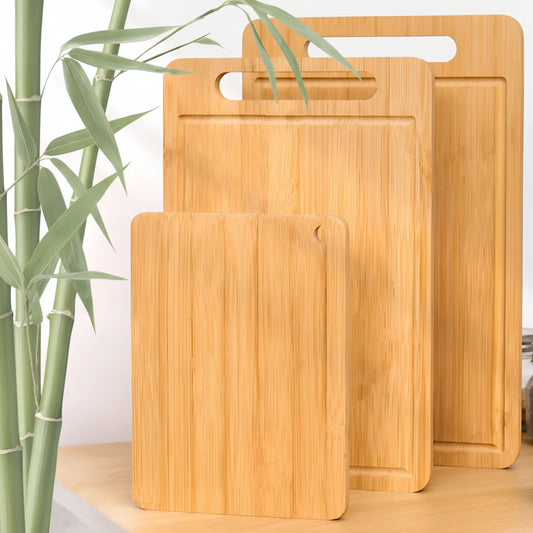 planche en bois à découper avec vrai bambou devant