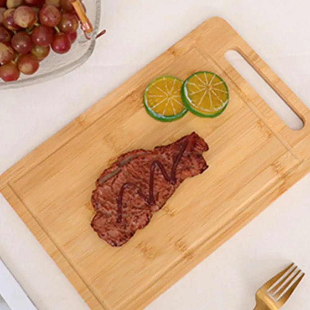 Steak et lime sur planche en bois à découper en bambou