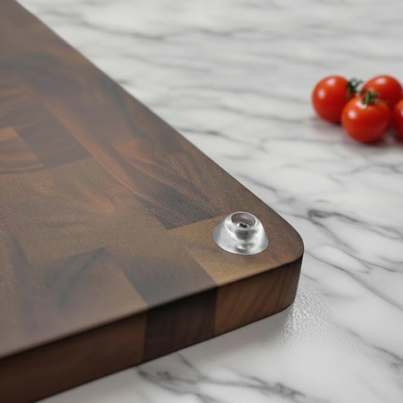 Gros plan de patte anti-dérapante dessous la planche a decouper bois de bout noyer