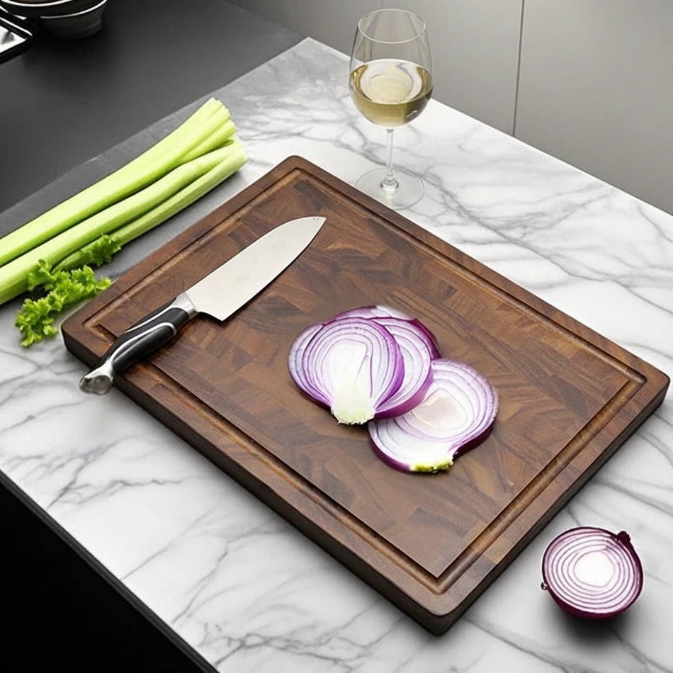Oignons tranchés sur planche a decouper bois de bout en noyer 