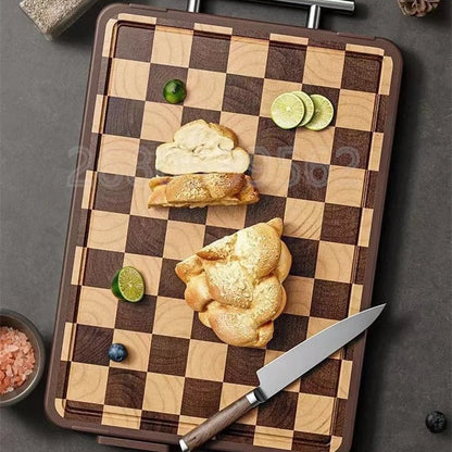 Planche en bois à découper avec pain coupé dessus