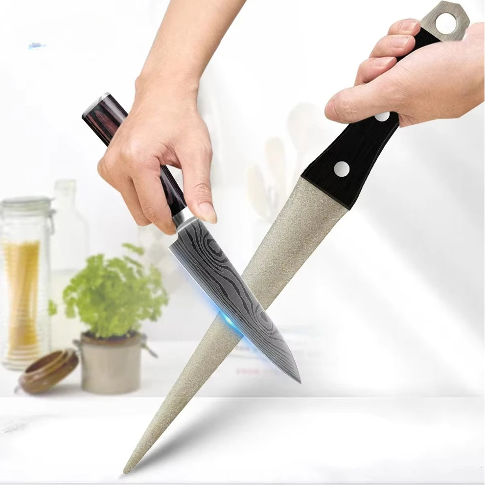 femme aiguise son couteau sur un fusil à aiguiser