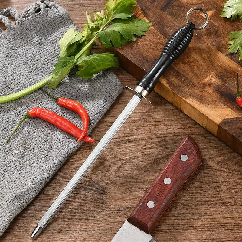 Fusil à aiguiser sur comptoir de cuisine avec légumes