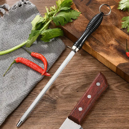 Fusil à aiguiser sur comptoir de cuisine avec légumes