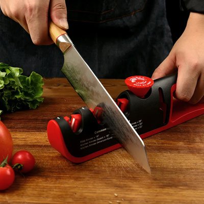 homme aiguise couteau sur Aiguiseur couteau