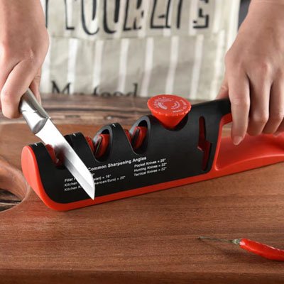 Chef utilise Aiguiseur couteau