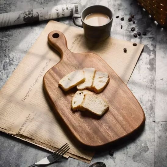 Brunch servi sur planche bois à découper en noyer