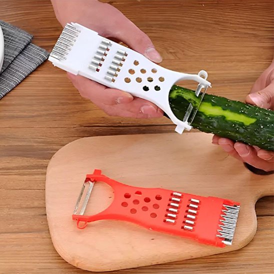 Chef épluche concombre sur  coupe legume manuel multifonction