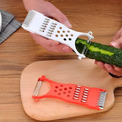 Chef épluche concombre sur  coupe legume manuel multifonction