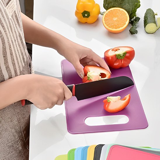Chef tranche poivrons sur planche a decouper mauve
