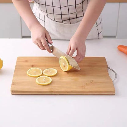 Femme coupe citron sur planche à découper bois