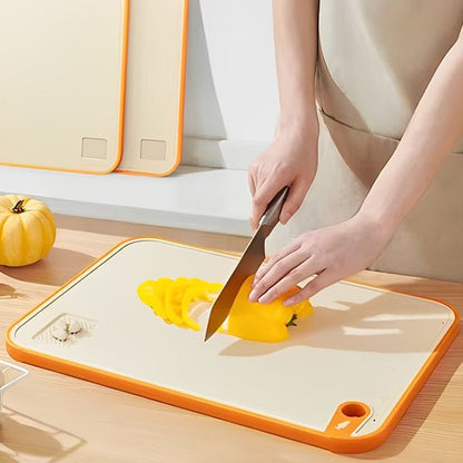 Femme coupe un légume sur une planche a decouper 